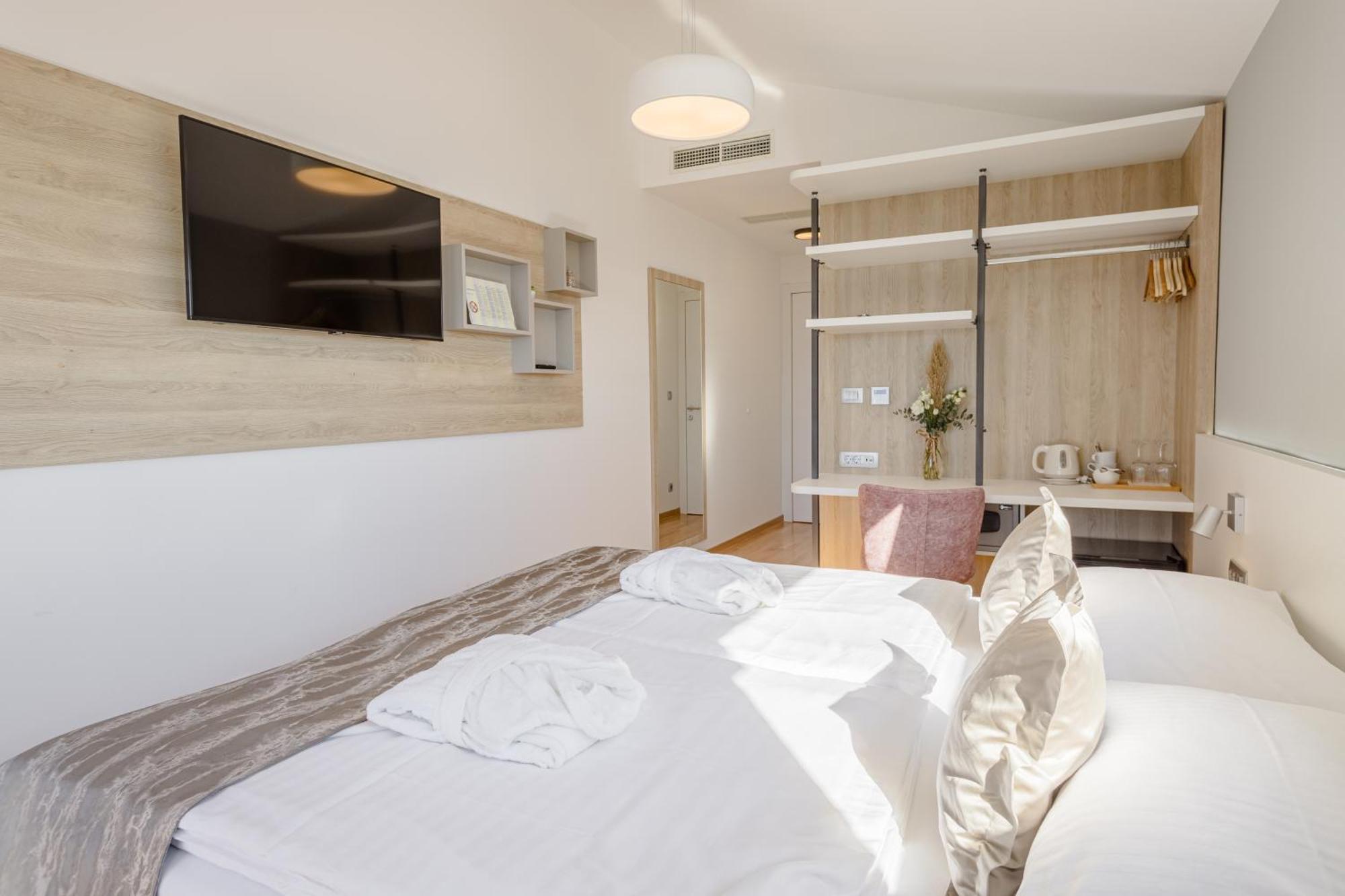 Rogac Rooms & Restaurant Omis Bagian luar foto